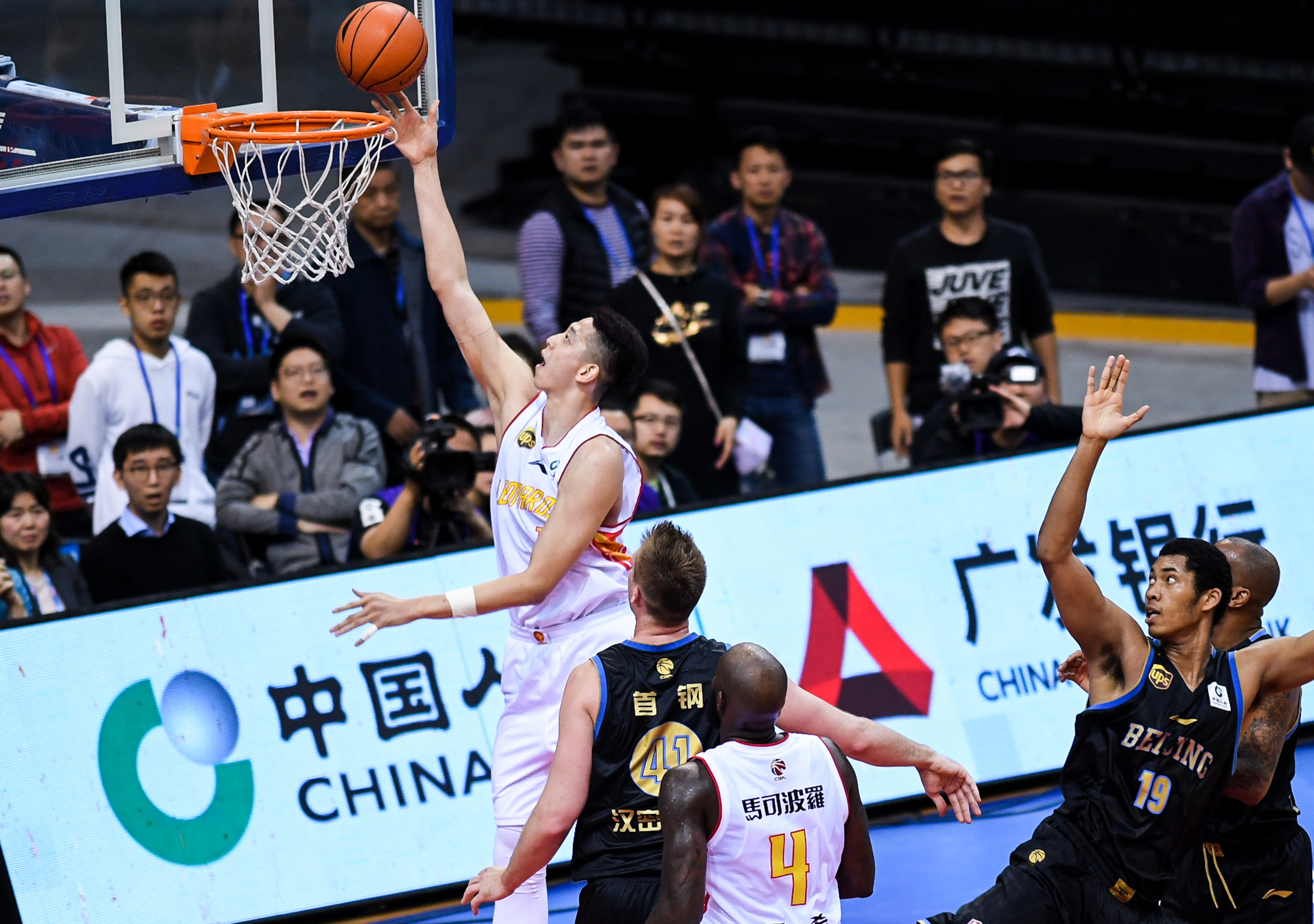 的加持下完 的加持下完